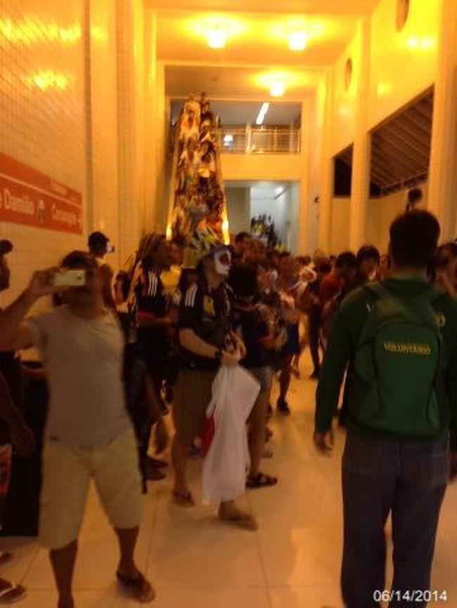 スタジアムの最寄。Cosme e Damiao駅。このスタジアムのためだけに新設されたらしい駅。ブラジル人の「ジャーポン」コールが幾度となく響き渡る。たまに日本人が「日本」コールを恥ずかしそうにしている。