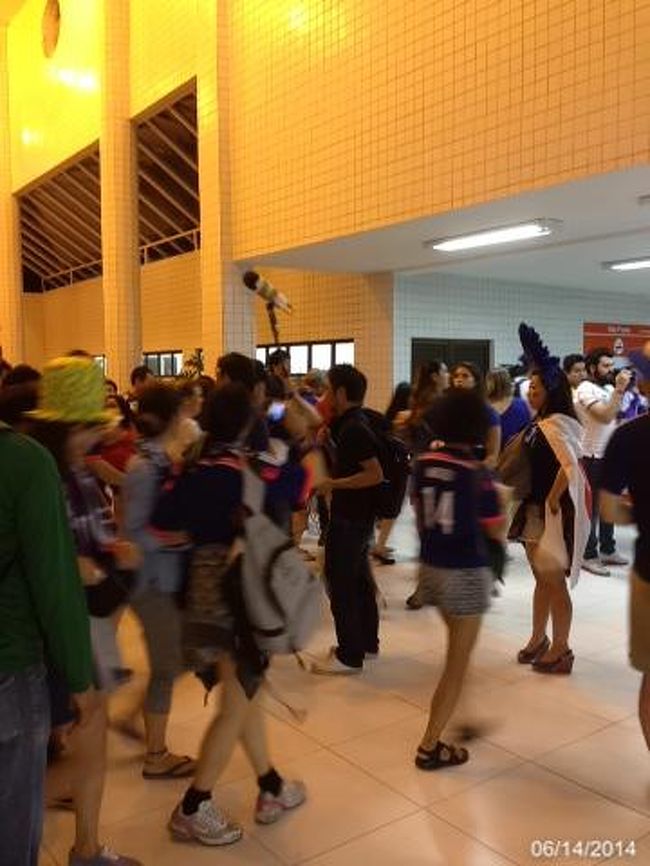 テレビ局もいっぱい。現地在留の日本人、日系人団体のお迎えもいっぱい。有名人はわからなかった。