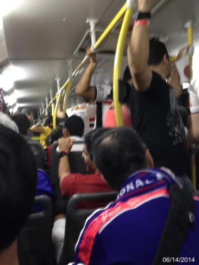 シャトルバスの車中。何もない暗闇の中を走るバス。ブラジル人の歓声だけがこだまする。ここらへんお国柄の違いがよく出る。