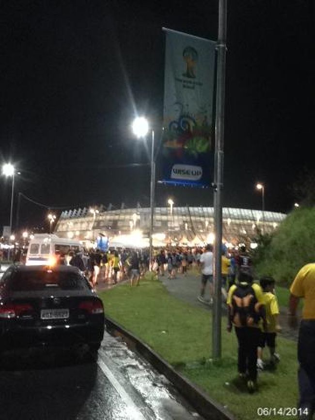 途中の道路でバスを降り、しばし歩くと暗闇の中美しく白く光るペルナンブコアリーナ。