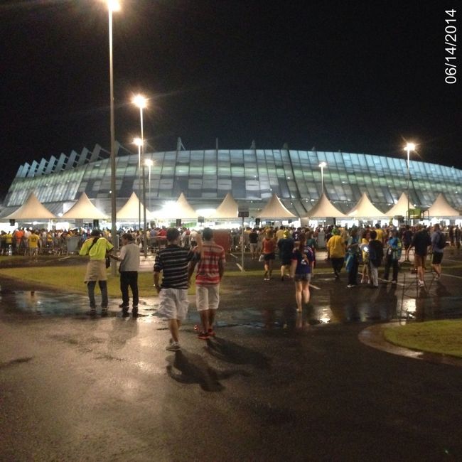 入場まで大分並んだがまだ早いほうだったか。もう１本か２本後のバスの人は相当並んでいた。X線チェックで折り畳み傘を没収された。これは帰りが思いやられる。雨が降らないことを祈る。