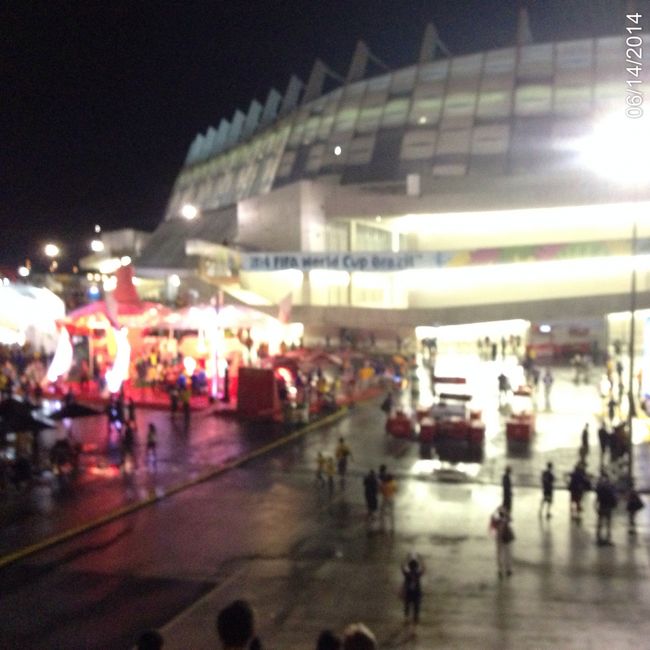 いよいよ入場。テーマソングがガンガンかかり、スポンサーのブースがいっぱい。