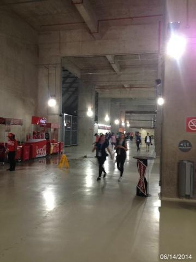 スタジアム内部。売店は空いてると思ったらまだ開いていなかった。