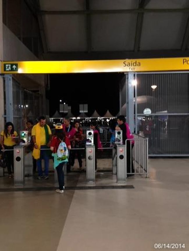 スタジアム入口の自動改札。チケットのバーコードかざすと入れる。