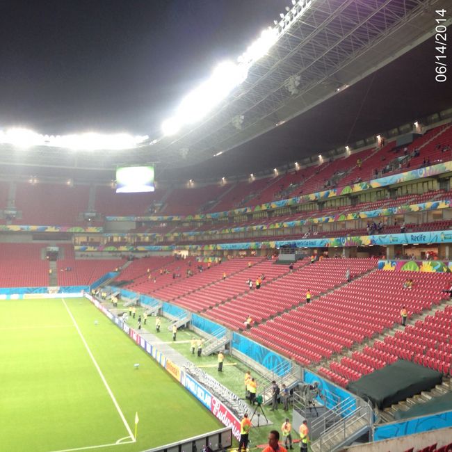 まだ人気の少ないスタジアム。ゴールネット裏あたりから。ピッチと客席との間があまりなくて見やすいスタジアム。日本のスタジアムは陸上トラックが挟まっていてみにくい。バックスタンドが非常に近く見える。