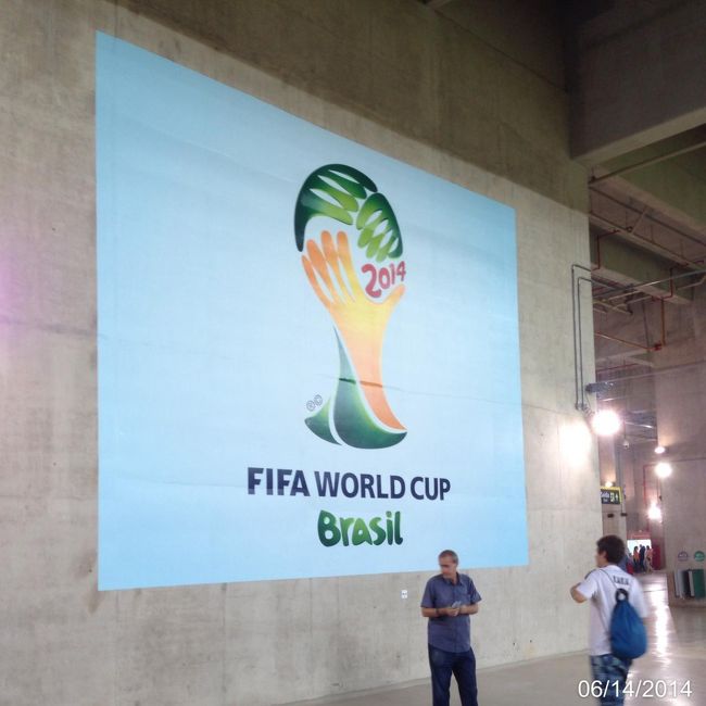 日本のサポーター(青いビニール袋持った）がいっぱいいるバックネット裏の壁。