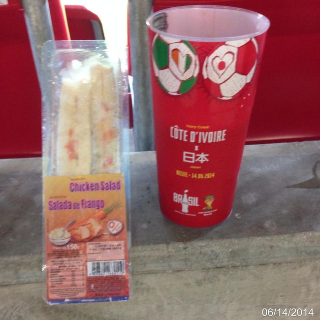 売店で売っているコーラとチキンサンド。コーラのカップには「日本vsCote D'Ivoir」の文字と両国の国旗をデザイン。しまった、サルバドールのスペインオランダ戦でもこのジュース買ったのに気づかず捨ててしまった。あーあもったいない。