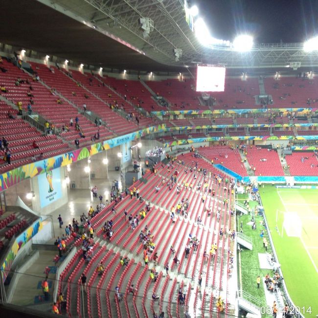 日本代表サポーターのいるバックネット裏。前方は屋根から外れるので雨に濡れてべちょべちょ。でもみんな頑張って応援していた。