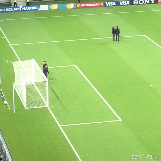 今回W杯初お目見えのゴール判定機の事前チェック。FIFAの人が試験でボールをゴールに蹴りいれると会場全体から「ゴォ〜〜〜ル」の大歓声が起こる。ブラジル人楽しいね。