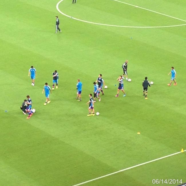 いよいよ日本代表の試合前ウォーミングアップ。本田と岡崎は判別できた。