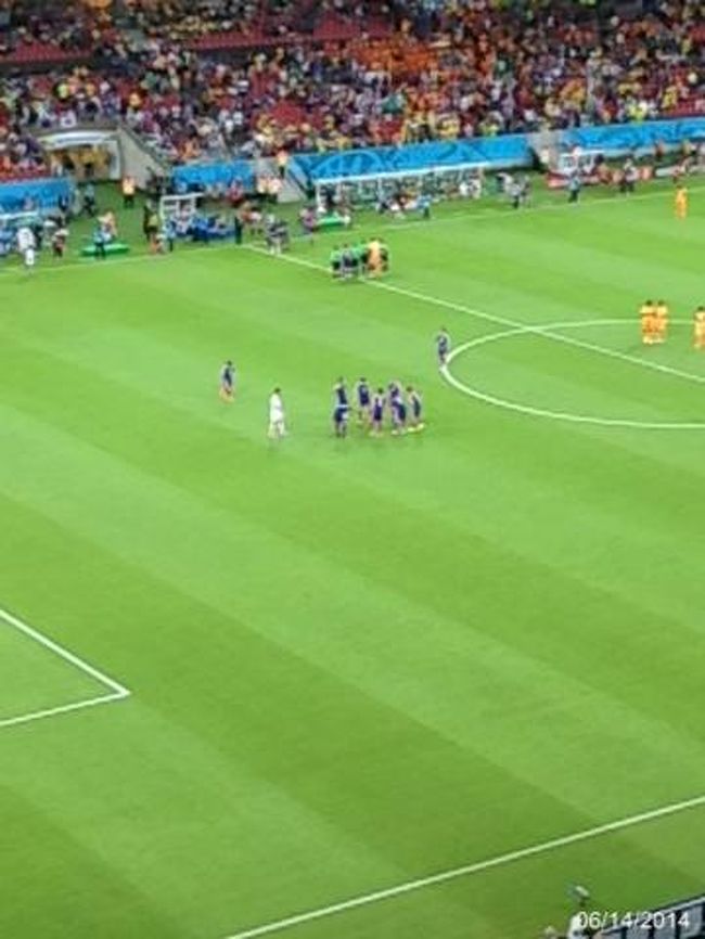 キックオフ直前。キャプテンとレフェリーの記念写真撮影とペナント交換。