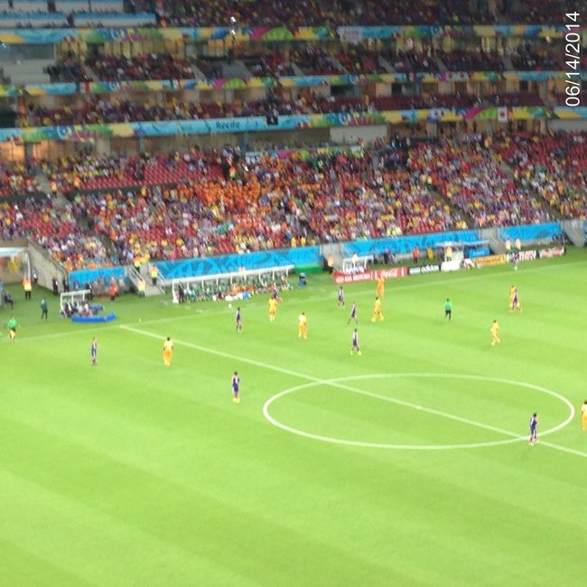 試合開始。日本サポーターのほうが勢いあり。コートジボワールの紹介の時はブーイング。ブラジルの皆さんありがとうございます。