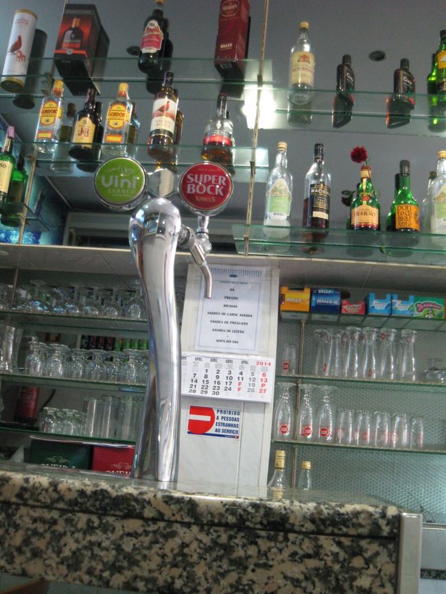 しかも、この店、Vinho Verdeがあった。ここまで「ある？」と聞いても、ボトルしか無い、と言われ続けてきていたのだ。まあたしかに炭酸だからねえ。しょうがないけどねえ。でも1本はねえ。しかーし、なんとこんなサーバーみたいなやつがあるわけですよ。むしろこういう安い店にしかないのかも(その後も飲めなかった)。