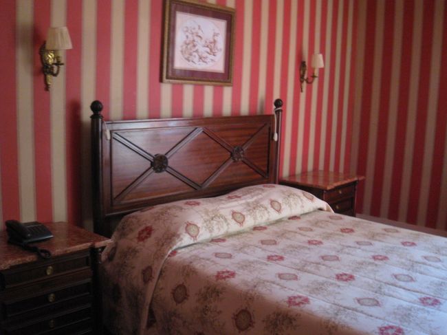 まだ掃除が終わっていなかったので、じゃあ、係の人が来るまでを目安にしよーとお昼寝していたのですが、いつまでたってもやって来ない。外に出てみると、「あらー、お掃除してもいいかしら」そうか、私が寝てる(部屋にいる)から遠慮してたのか。当たり前か。「どうぞどうぞ。是非お願いします」他の部屋も2人で手分けして、掃除中です。「お部屋見てもいいですか？」「いいわよー」<br /><br />結構、空き部屋(現時点でチェックインされていない部屋)が多いな、それを掃除しているということは、今日チェックアウトしている人が多かったのね。そういう部屋だけ、ちょこちょこと撮影。