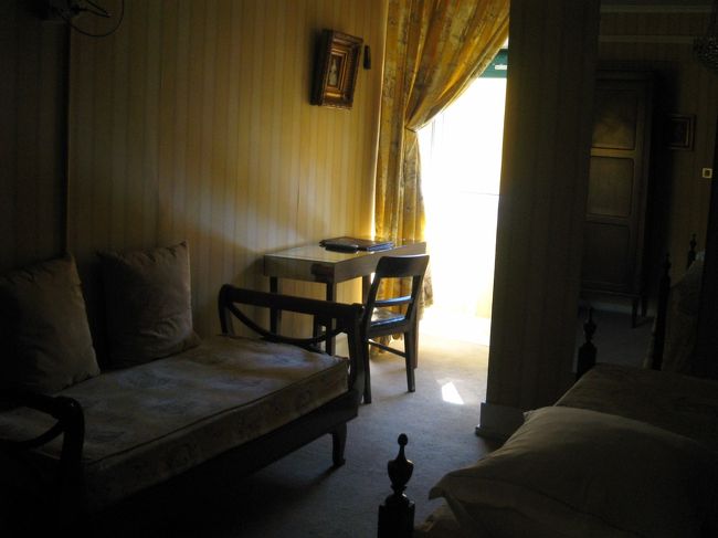 お部屋の配置図と見比べると、今の部屋は一人でも入れると思われる中では一番広くて条件良さそう、ラッキー。<br /><br />このホテル、殆どの部屋にバスタブがあるように見受けられます。60ユーロで、この雰囲気、日本人的にはかなりポイント高いのではないでしょうか。