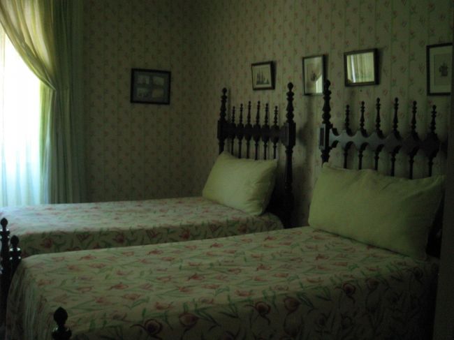 そして、今日のうちに精算も済ませます。明朝、早いので。今日のフロントの人は英語が通じない。朝食時間よりも早く出ることになるので、何か代替案はあるか折衝したいと思っていたのですが、面倒になりあきらめる。まあ、あの朝ごはんスタイルだとねー。安くしてもらうにもタカが知れているだろうし(そもそも80ユーロだと思っていたのが60ユーロになっているので、甘くなっている)。<br /><br />ちなみに、英語が話せないフロントだったのは3泊のうち、この時だけでした。