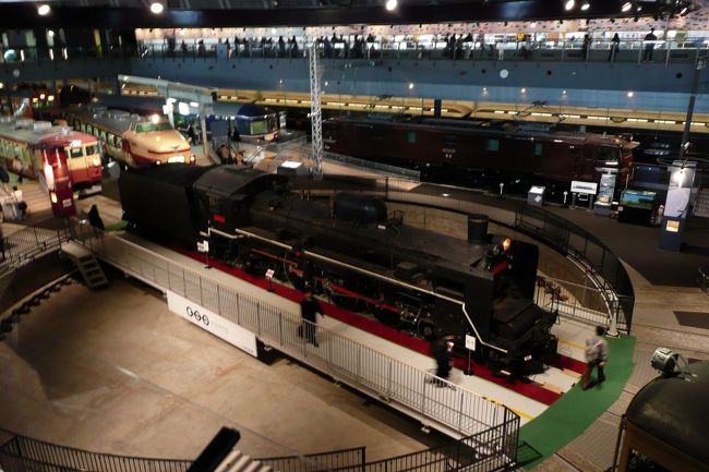 転車台の周囲に展示車両を並べる方式は、イギリス・ヨークの国立鉄道博物館のパクリでしょう。