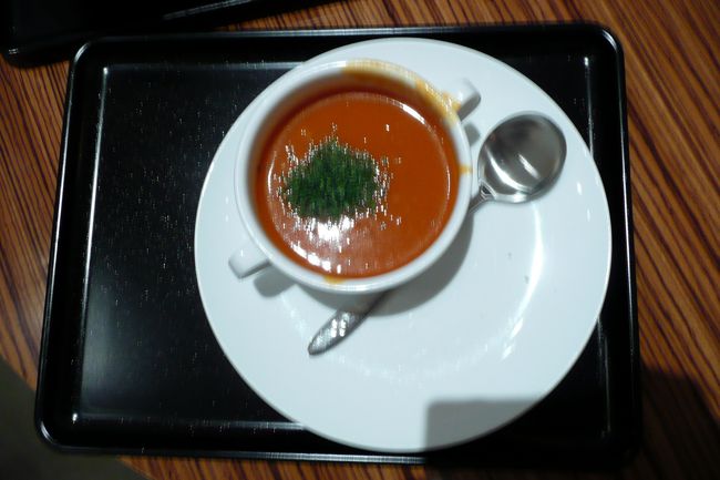 日本食堂では食べずに、成田空港のJALのラウンジで軽食をとりました。<br /><br />スープをいただきました。