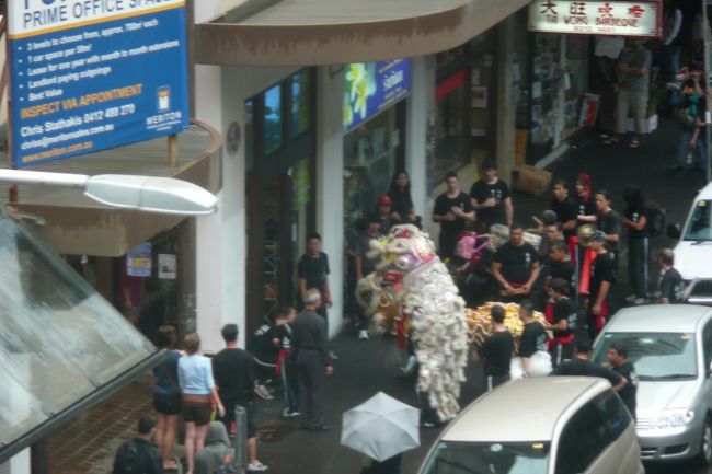 外が賑やかなのでホテルの部屋から外をのぞくと、獅子舞の列が見えました。この時期は旧正月です。
