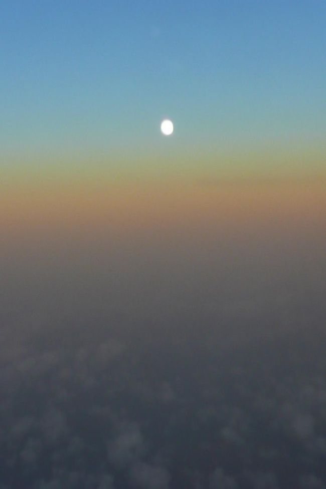 機内からの夕暮れ。<br />まもなく日本です。<br /><br /><br />リベンジ編「シドニーでＳＬの撮り鉄　2008」に続く。