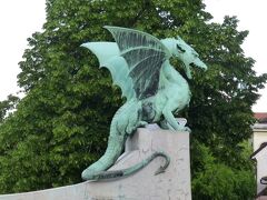 ホテルより５分掛からず竜の橋へ。お天気は曇りですが時折、青空も見え、
まずまずのようです。