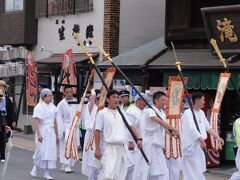 今年スペインに行きましたが感謝祭のお祭りでもこんな登りを持って練り歩いてました
世界中一緒なんですね