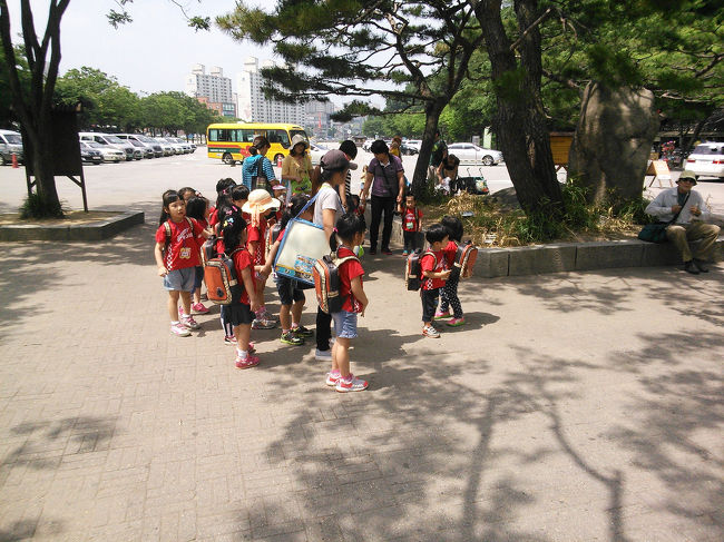 遠足で来ている園児たち。<br /><br />去年も戦争記念館で遠足に来ている子供たちを見かけたけど、みんなほんとかわいいです。<br />