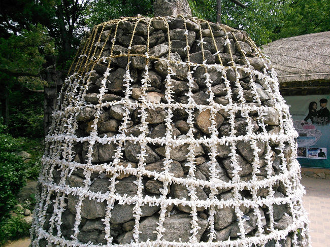 村の入口には魔除けとして石が積み上げられています。<br /><br />賽銭箱?!と願い事を書く紙があり、<br />家内安全と仕事の成功を祈って、縄に結びつけました。<br /><br />お賽銭はたしかユニセフに寄付されると書いてあったような…<br /><br />