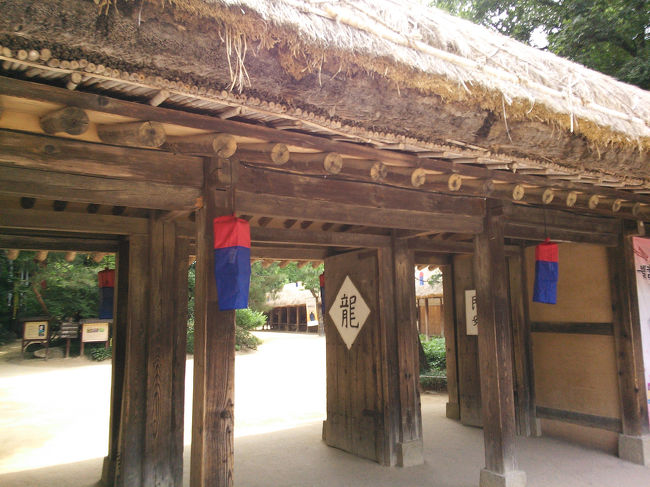 入場してすぐはカフェや写真館・売店がある商店街村があり、この門から先がいよいよ民族村です。<br /><br />