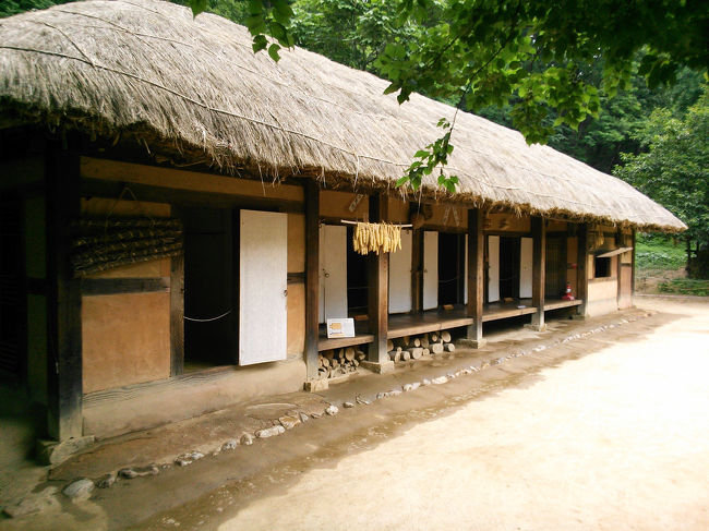 藁葺き屋根の民家<br /><br /><br />