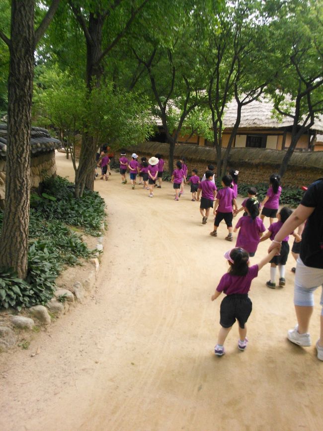 園児たちも小さな体でたくさん歩きます！元気だね〜<br />