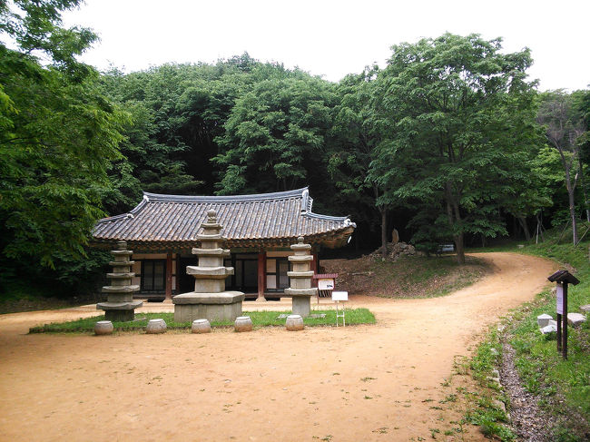 石仏群と古いお寺がありました。<br /><br />だれもいなくてとっても静かです。