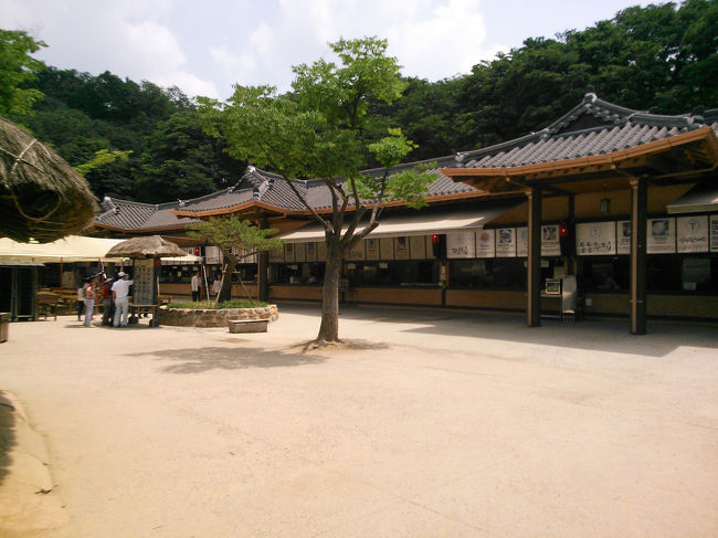 フードコート<br /><br />あまりに暑いのでこちらで食べるのは断念。<br /><br />