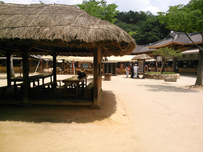 完全に屋外なので夏は厳しいかも…(>_<)<br /><br />園児たちが木陰にピクニックシート広げてお弁当食べてたげど、<br />よ〜く見たらみんなクッキーみたいなお菓子を食べてた(@_@)<br /><br />かわいいな〜！