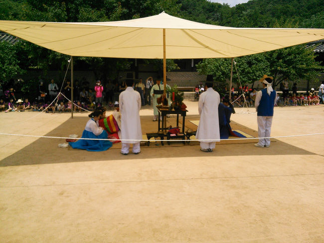 伝統結婚式を挙げてますね〜<br /><br />もちろん公演の一つです。本当の結婚式じゃないですよ。