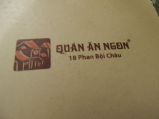 ハノイ、ノイバイ空港14:00到着。でも、ここから、荷物が出てこなくて待った待った。他にも出てこない人が何人かいて、スタッフに問い合わせたり。出てくるから待ってろと言われ、またしばらく待つ。そしたらやっと出てきました。疲れちゃったので、クワンアンゴンでビール飲みながらのんびりご飯。