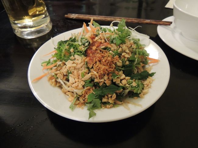 蓮のサラダ。ピーナッツかかってて旨い。