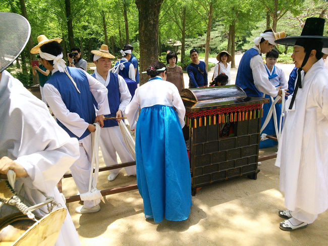 新婦さんは籠の中へ。<br />