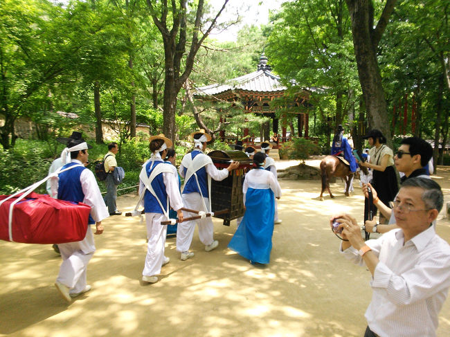 お付きの人がいっぱい。<br /><br />笛や太鼓を鳴らして花嫁行列は進んでいきました〜