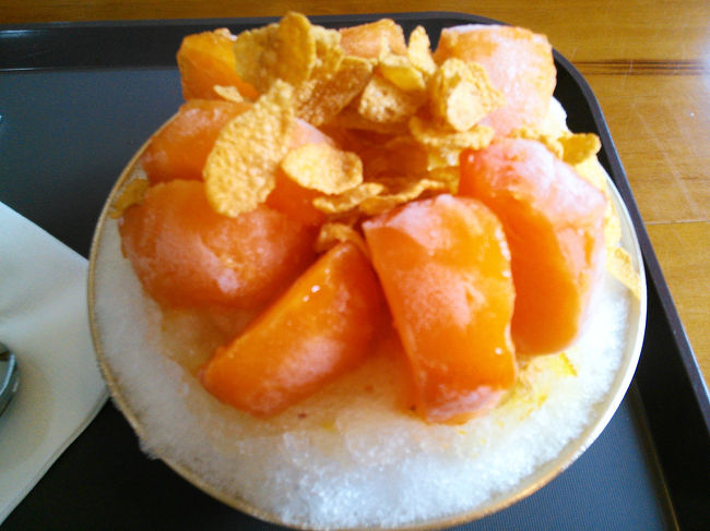 柿のピンス♪珍しくないですか〜？！（今回の旅でピンス2つ目、ピンスランク3位）<br /><br />氷は粗めで暑い日にはちょうどいい。<br /><br />お店の雰囲気もあってか、渋くて大人な味で個人的には好きです。<br /><br />10000Wもしなかったような…<br /><br />コーヒー飲みながらバスの時間までゆっくりしました〜<br />