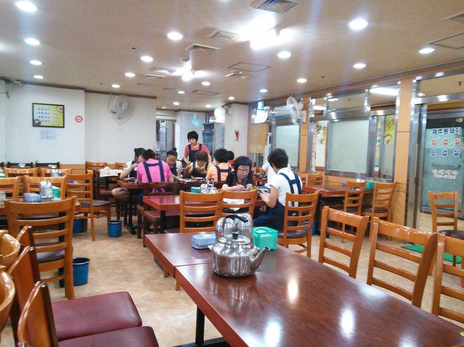 空いてる…<br /><br />店員のアジュンマたちも一試合終えた感じで食事中でした。