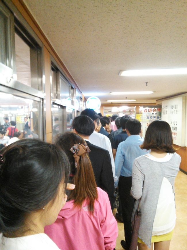 ちなみにお昼に来るとこんな感じ〜<br /><br />去年来た時の様子。オフィス街だからランチ時は行列ができます！