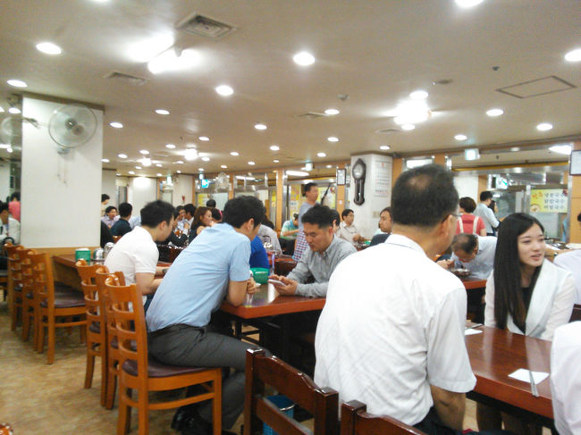 店内もお客さんがいっぱいで賑やかなんですよ〜！