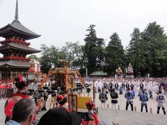 各町内の山車が本堂前でおどりを奉納して各町内に戻っていく