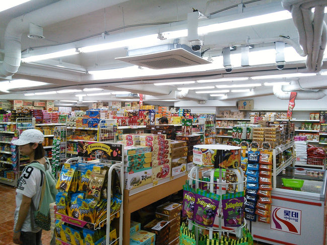 大きなお店ではないけれど、コンビニ感覚で気軽に寄れていいかも…<br />ホテルから近いし♪