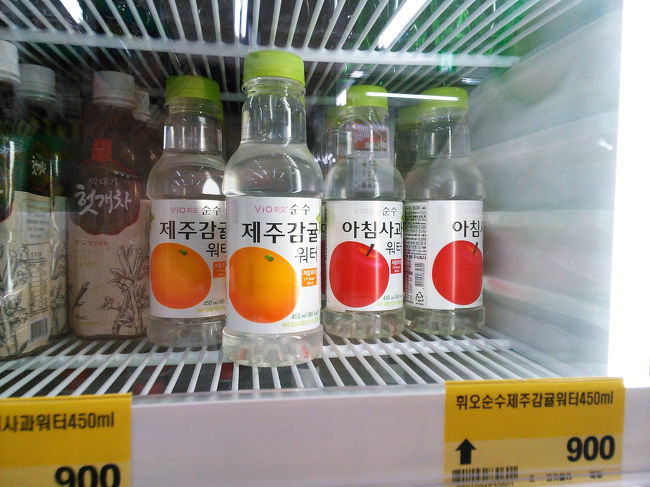 いろはすのパクリ?!と思いきや、<br />ちゃんとコカ・コーラ社の商品でした。