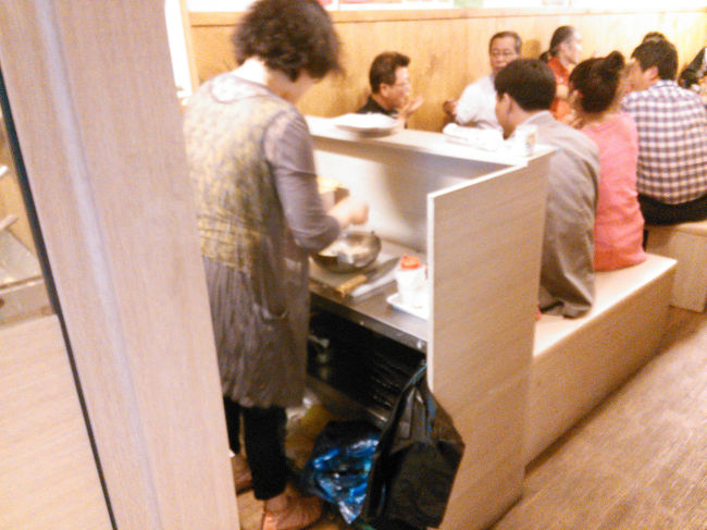 店内はいっぱい！おいしいのかな〜？<br /><br />注文したあと目の前で作ってくれます。<br /><br />