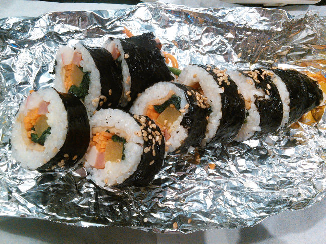 ホテルに戻っていただきました♪<br /><br />今まで食べたキンパッの中で一番うまい！<br />ごはんと具のバランスがベスト、なんかやさしい味。<br /><br />いい店見〜つけた☆<br /><br /><br />3日目終了、今日はほんといい天気でした。<br />明日は世界遺産 昌徳宮『月灯り紀行』。<br />天気予報は雨(>_<)どうなるかな〜？！<br /><br /><br /><br /><br />旅行記はPart3に続く…<br /><br />