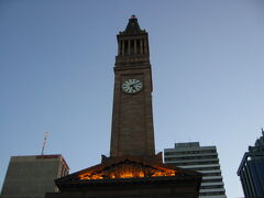 ブリスベン・シティ・ホール（Brisbane City Hall）

1920年に建てられたクラシックな建物で、高さ92ｍの時計台があります。3年にわたる改修の後、2013年に再オープンしたようですので、この時から生まれ変わっていると思われます。

ブリスベンのシンボル的存在なので、友人との待ち合わせ場所にしていました。

