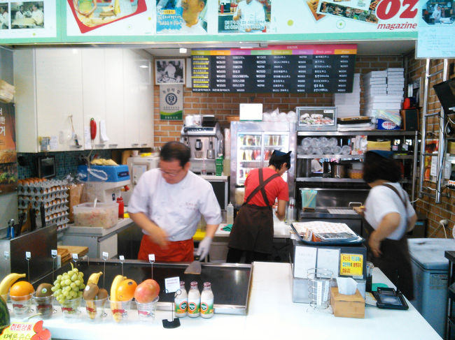 コンパクトな店内、手際がいいな〜<br /><br />アジュンマの日本語と中国語の使い分けが完璧！何でそんなに喋れるの？！<br />